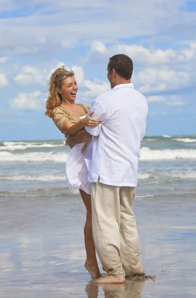 Homem e mulher casal tendo no romântico abraço na praia — Fotografia de Stock