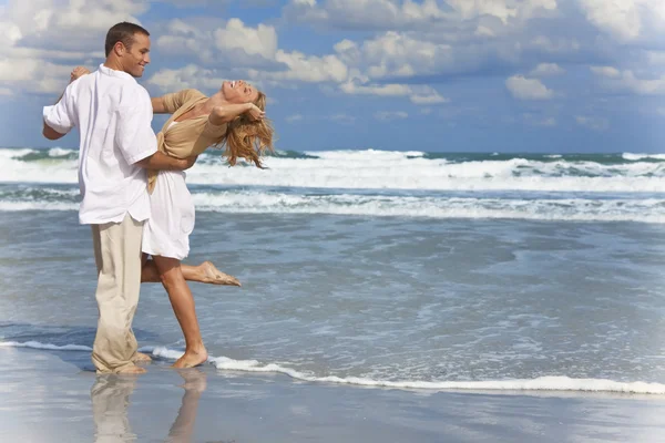 Ζευγάρι άνδρα και γυναίκας, διασκεδάζοντας χορό σε μια παραλία — Φωτογραφία Αρχείου