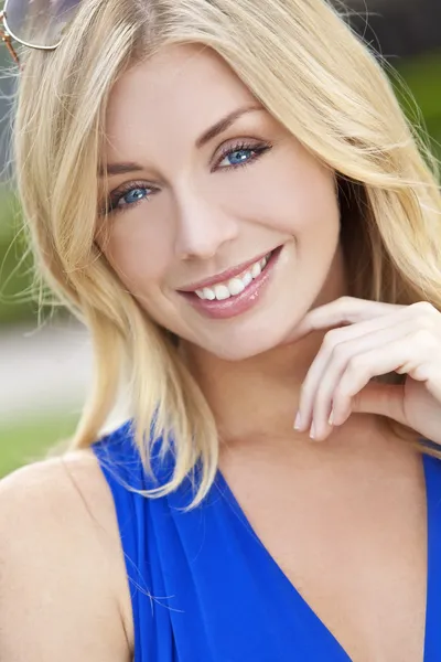 Natuurlijk mooie blonde vrouw met blauwe ogen — Stockfoto