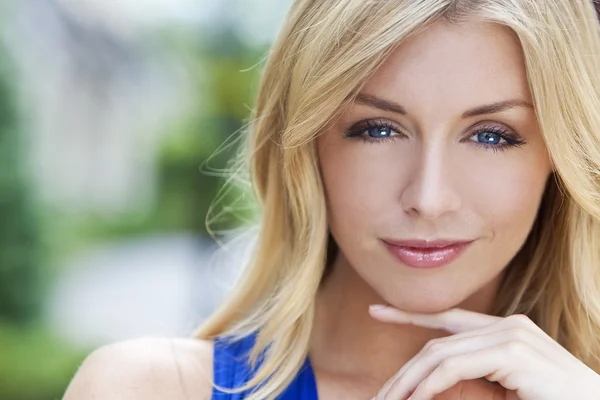 Natuurlijk mooie blonde vrouw met blauwe ogen — Stockfoto