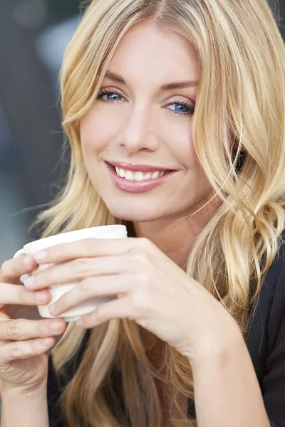 Όμορφη ξανθιά γυναίκα που πίνει καφέ — Φωτογραφία Αρχείου