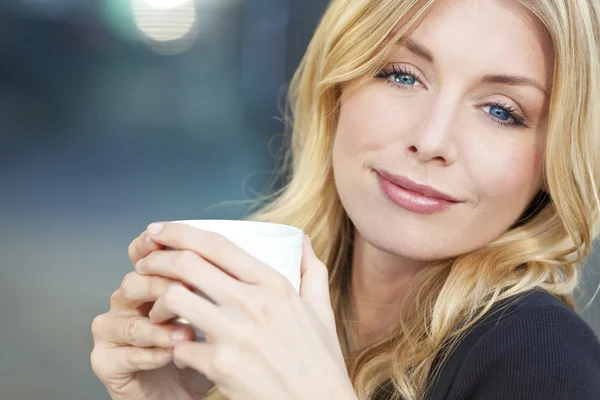 Schöne blonde Frau trinkt Kaffee — Stockfoto