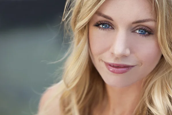 Природно красива блондинка жінка з блакитними очима — стокове фото