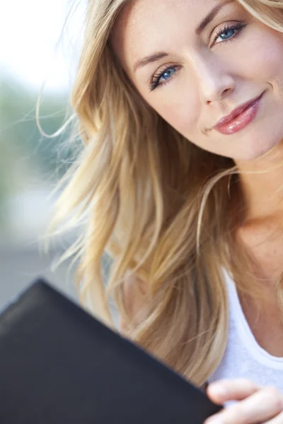 폴더 메뉴를 읽고 아름 다운 젊은 금발 여자 — 스톡 사진
