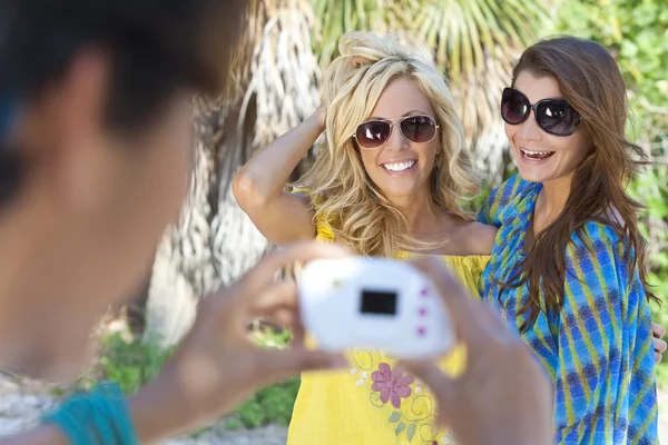 Três jovens amigas tirando fotos em férias — Fotografia de Stock