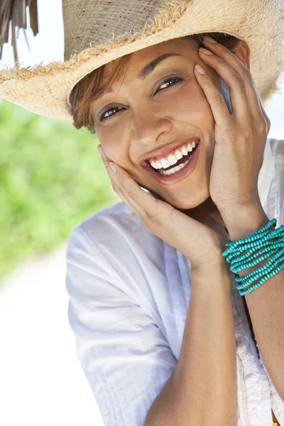 Mooi gemengd ras vrouw lachen in stro coboy hoed — Stockfoto