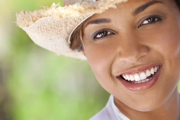Mooie etnische gemengd ras vrouw lachen in stro cowboy hoed — Stockfoto