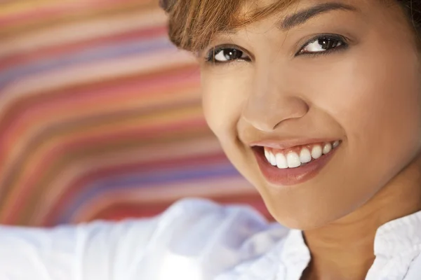 Красиві змішаної раси жінка з ідеальні зуби і посмішка — стокове фото