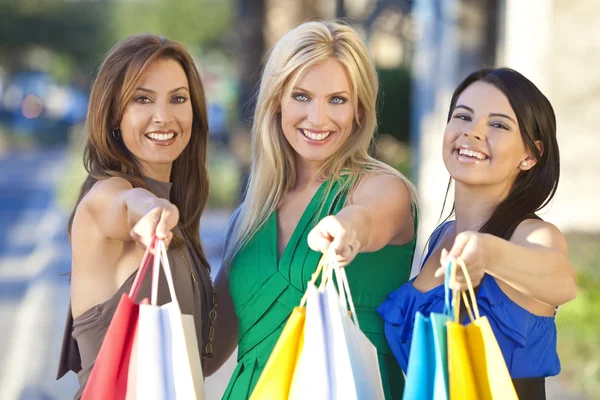 Drei schöne Frauen mit modischen Einkaufstaschen — Stockfoto