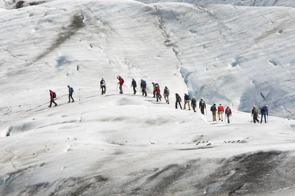 Um grupo de alpinistas no glaciar Vatnajokull Islândia — Fotografia de Stock