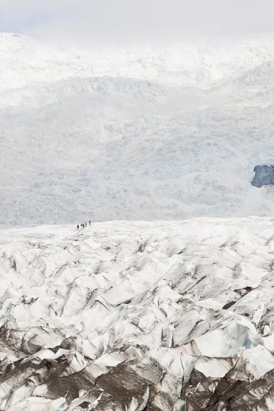 Eine Gruppe von Bergsteigern auf dem Vatnajokull-Gletschereis — Stockfoto