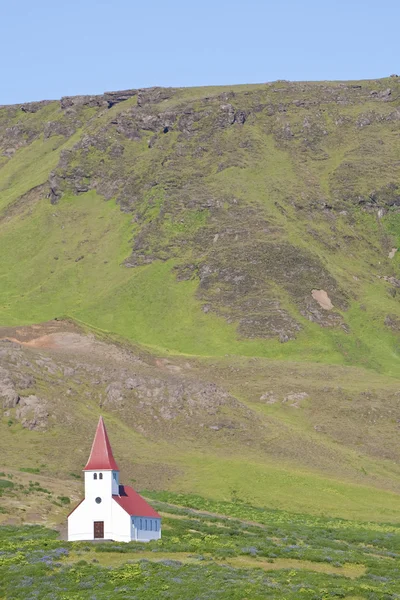 Kostel na svahu na Islandu — Stock fotografie