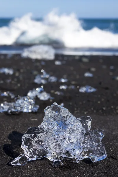 Icebergs, złamanie na plaży z czarnym piaskiem w Islandii — Zdjęcie stockowe