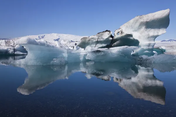 Eisberg und Reflexion über die Lagune, jokullsarlon, Island — Stockfoto