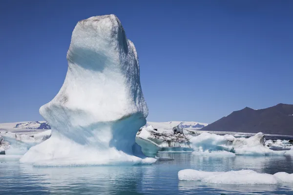 Παγόβουνα επιπλέουν στην λιμνοθάλασσα, jokulsarlon, Ισλανδία — ストック写真