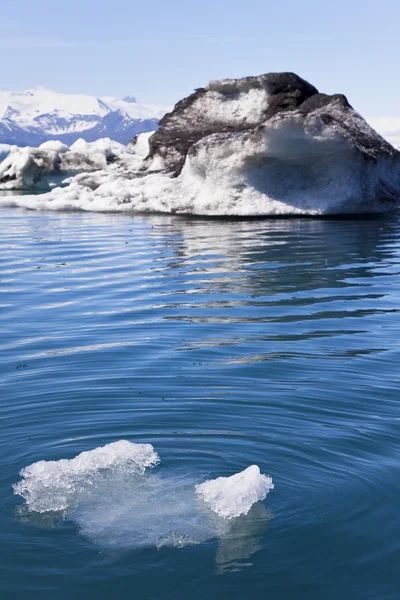 Derretimiento de icebergs glaciares en la laguna, Jokulsarlon, Islandia — Foto de Stock