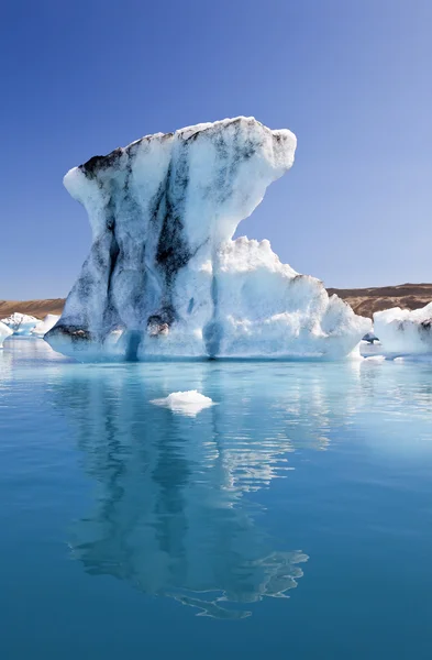 Iceberg e Reflexão sobre a Lagoa, Jokulsarlon, Islândia — Fotografia de Stock
