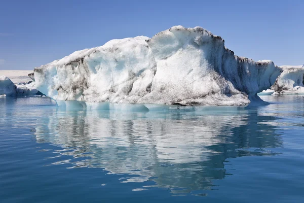 Iceberg et réflexion sur la lagune, Jokulsarlon, Islande — Photo