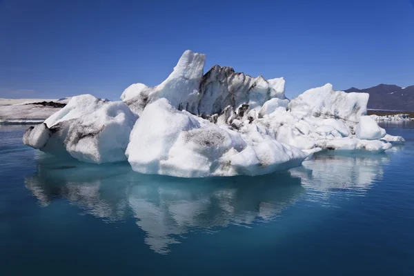 Iceberg y reflexión sobre la laguna, Jokulsarlon, Islandia —  Fotos de Stock