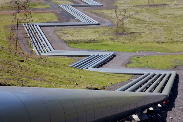 Enormes tubos industriais em uma usina de energia geotérmica na Islândia — Fotografia de Stock