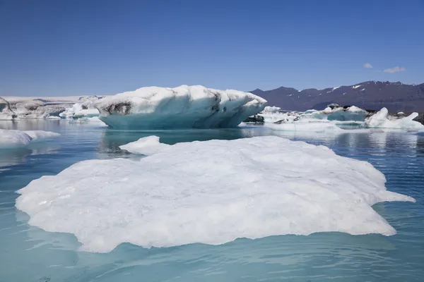 Icebergs flutuando na lagoa, Jokulsarlon, Islândia Fotografias De Stock Royalty-Free