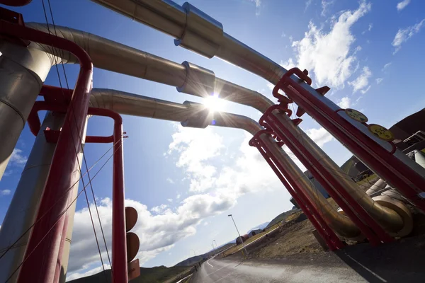Industrielle Pipeline geht auf und über eine Straße — Stockfoto