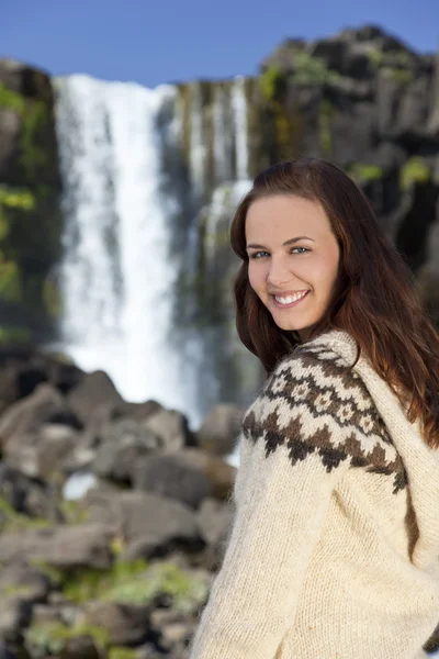 Красива жінка біля водоспаду — стокове фото