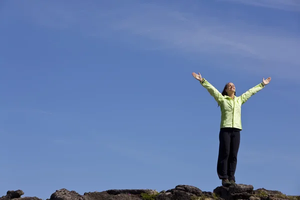 Γυναίκα που γιορτάζει το επίτευγμα στην κορυφή ενός βουνού — Φωτογραφία Αρχείου