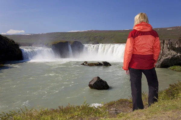 Kvinna vandrare på Vattenfallet Goðafoss, Island — Stockfoto