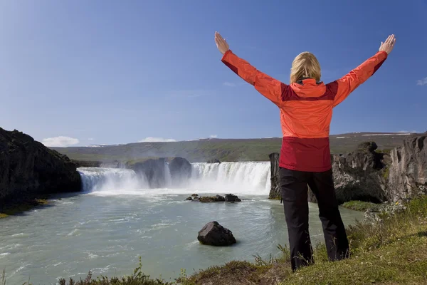 Женщина празднует на водопаде Годафосс, Исландия — стоковое фото