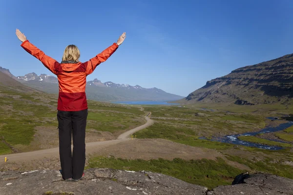 Mujer excursionista mirando hacia abajo el valle de Berufjordur Islandia —  Fotos de Stock