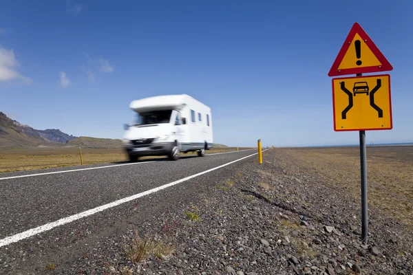 Camper rijden op een openbare weg met gevaar teken — Stockfoto
