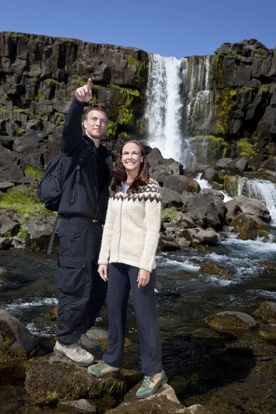 Romantisches Paar an einem Wasserfall — Stockfoto