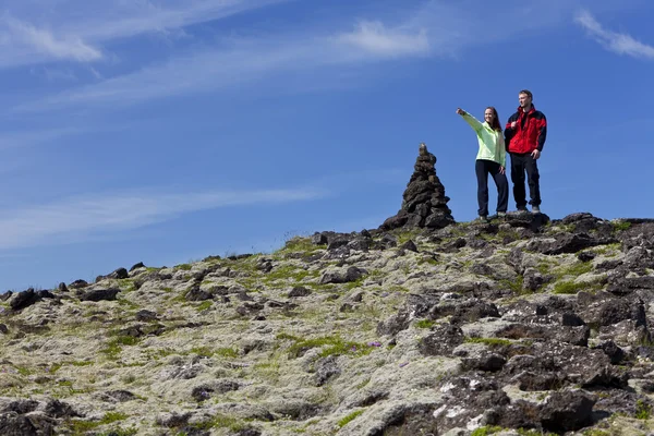 Paar klettert auf einen Berg — Stockfoto