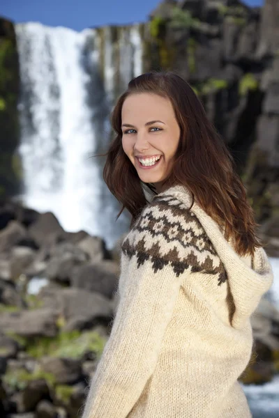 Mulher escandinava bonita por uma cachoeira — Fotografia de Stock