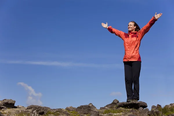 Γυναίκα που γιορτάζει το επίτευγμα στην κορυφή ενός βουνού — Φωτογραφία Αρχείου