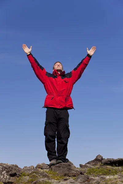 Άνθρωπος που γιορτάζει την επιτυχία στην κορυφή ενός βουνού — Φωτογραφία Αρχείου