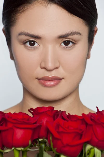 Krásná japonská dívka s růží — Stock fotografie