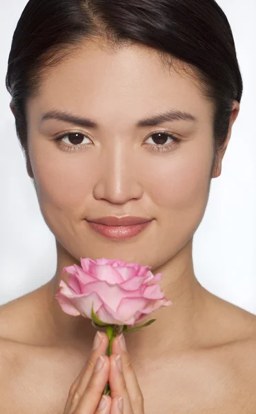 Japonská žena s růžovou a růže — Stock fotografie