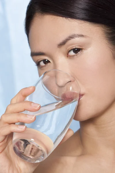Hermosa japonesa asiática mujer bebiendo vaso de agua — Foto de Stock