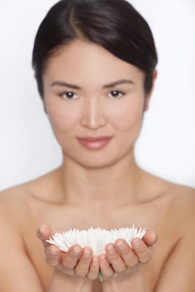 Schön japanisch asiatisch frau holding weiß rysanthemum flowe — Stockfoto