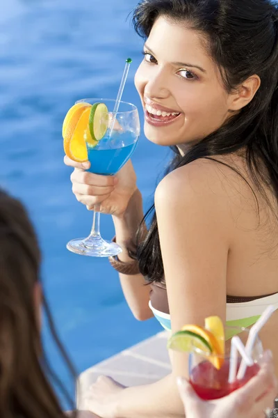 Mulher latina hispânica bonita bebendo um coquetel com sua sexta-feira — Fotografia de Stock