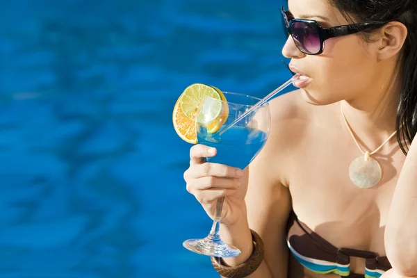 Cocktails am Pool — Stockfoto
