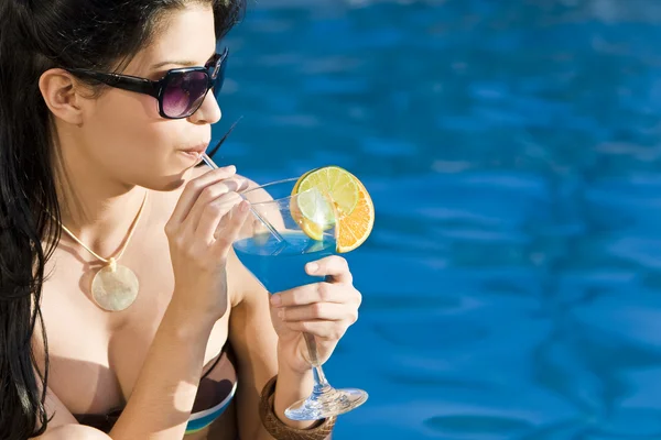 Vacker spansktalande latina kvinna dricka cocktail av en simning — Stockfoto