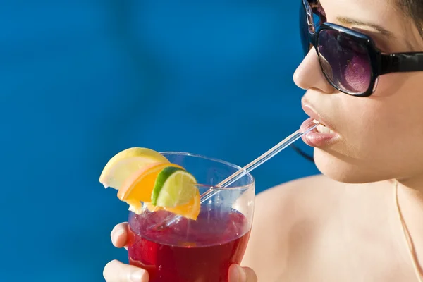 Schöne hispanische latina Frau trinkt einen roten Cocktail — Stockfoto