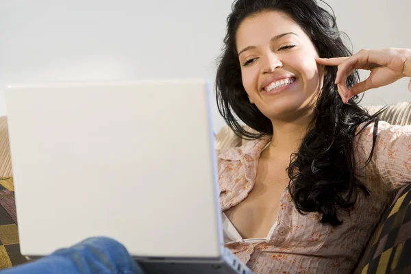 Šťastný latina laptop — Stock fotografie