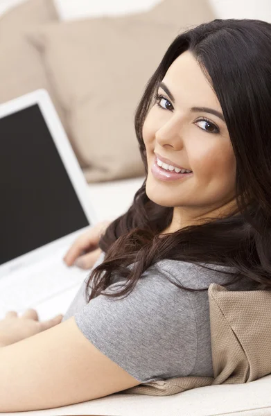Mujer hispana feliz usando computadora portátil — Foto de Stock