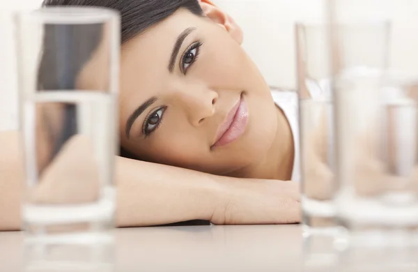 Beautiful Girl Young Hispanic Woman Looking Through Glasses of W — Stock Photo, Image