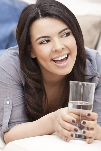 Mulher hispânica rindo copo de água potável — Fotografia de Stock