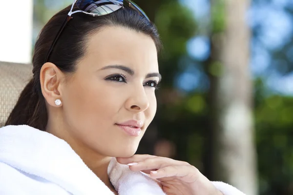 Belle femme hispanique en peignoir blanc au spa de santé — Photo